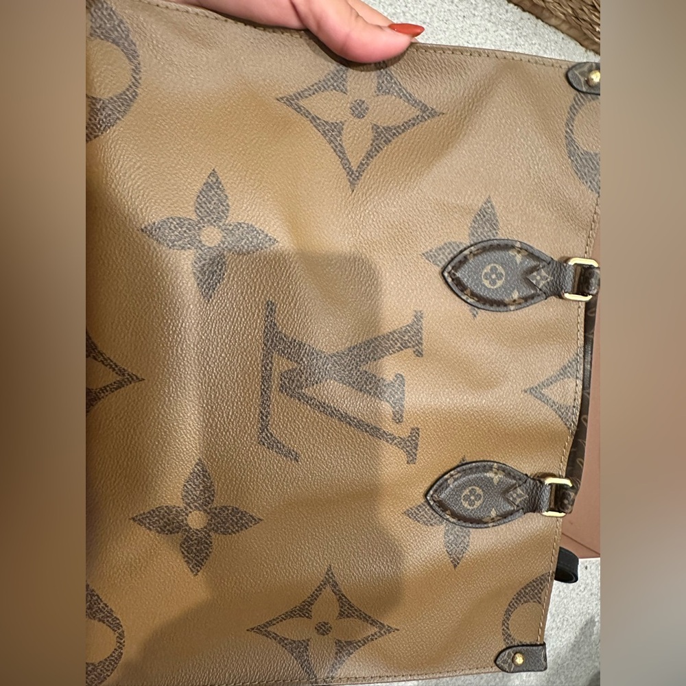 Louis Vuitton On the Go Tote Bag - Picture 2 of 9